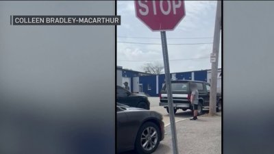 Niño queda solo en la calle tras arresto de ICE