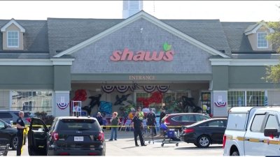 Mujer de 77 años pierde el control y choca varios autos en supermercado