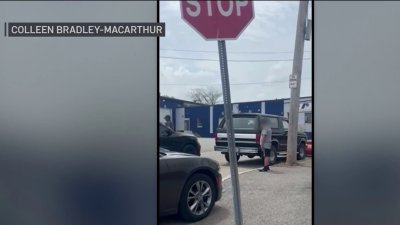 Niño queda solo en la calle tras arresto de ICE