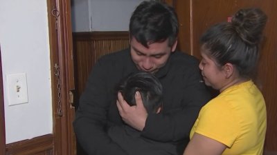 Inmigrantes liberado regresa a casa con su familia