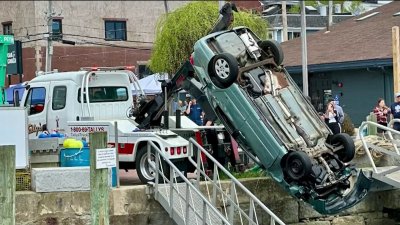 Rescatan a 3 personas que se estrelló contra el agua