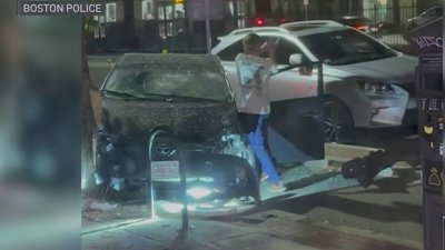 Hombre ataca a vehículo con un hacha tras incidente de furia al volante