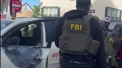 ¿Pueden agentes de ICE quebrar vidrios de autos para realizar arrestos?
