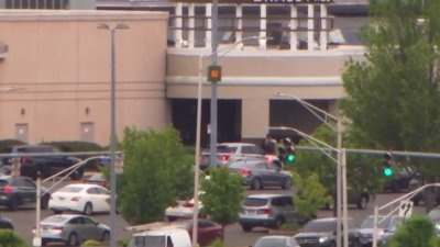 Múltiples heridos tras tiroteo en centro comercial en Waterbury