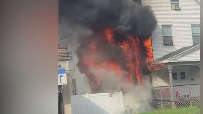 Poderoso incendio consume vivienda multifamiliar