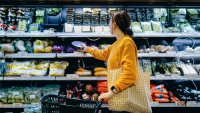 Mujer joven hace compras en el súper.