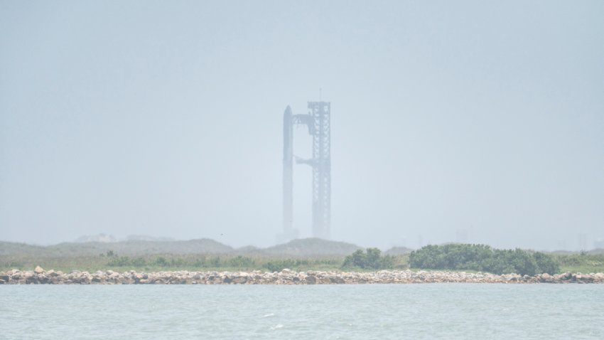El cohete SpaceX Starship en la plataforma de lanzamiento antes de su lanzamiento programado desde la SpaceX Starbase en Boca Chica, visto desde South Padre Island, Texas, el 27 de mayo de 2025.
