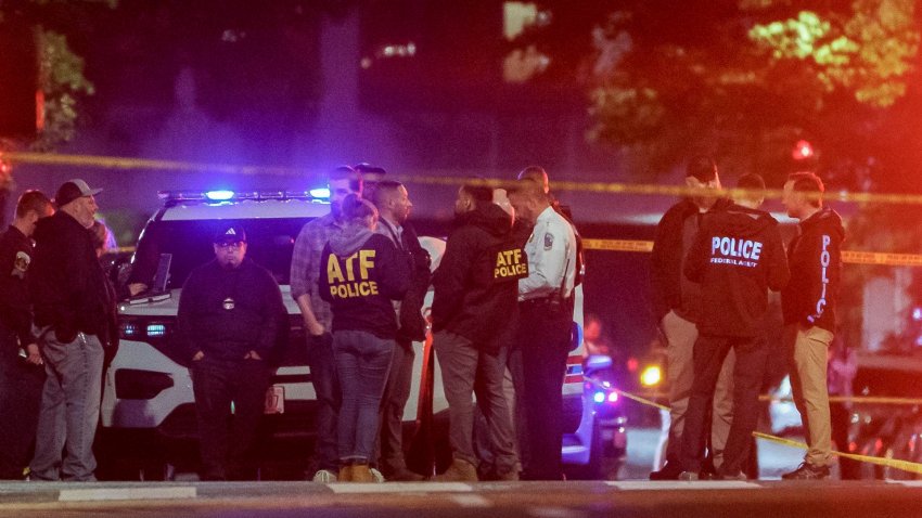 Agentes de policía en el lugar donde dos personas fueron asesinadas a tiros cerca del Museo Judío Capital en Washington, D.C. EFE/EPA/WILL OLIVER