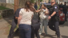 “Escena caótica”: video muestra fuertes imágenes de arresto de madre e hija durante operativo de ICE