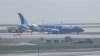 Pista cerrada tras el aterrizaje de un avión sobre el césped en el Aeropuerto Logan