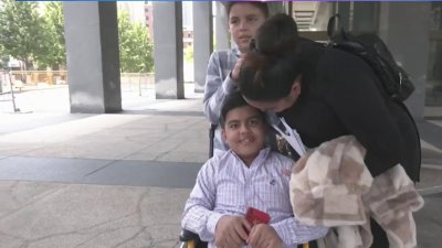 Madre hispana asiste con miedo a su cita de inmigración