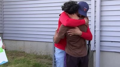 Emotivo reencuentro familiar de estudiante liberado por ICE