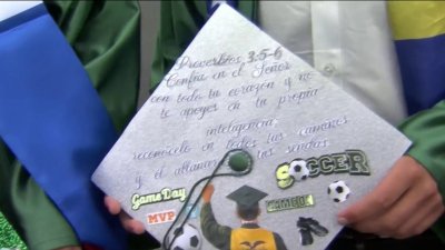 Muestras de apoyo durante graduación para estudiante de CT arrestado por ICE