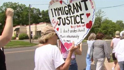 Manifestantes exigen liberación de estudiante arrestado por ICE en CT