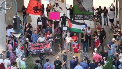 Protesta por arresto de madre frente a sus hijos en New Haven