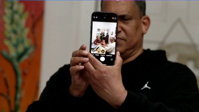 Casi la dejan colgada al canjear su iphone