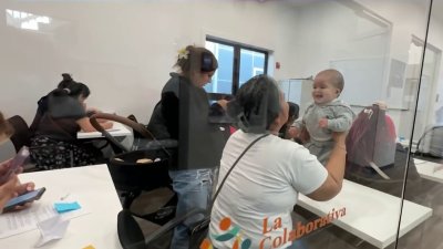 Padres inmigrantes firman poder para proteger a sus hijos en caso de deportación