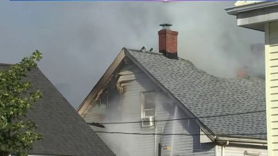 Fuego consume vivienda multifamiliar en Everett
