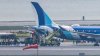 Pista cerrada tras el aterrizaje de un avión sobre el césped en el Aeropuerto Logan