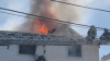 Bomberos de Boston combaten un incendio en una casa en Jamaica Plain