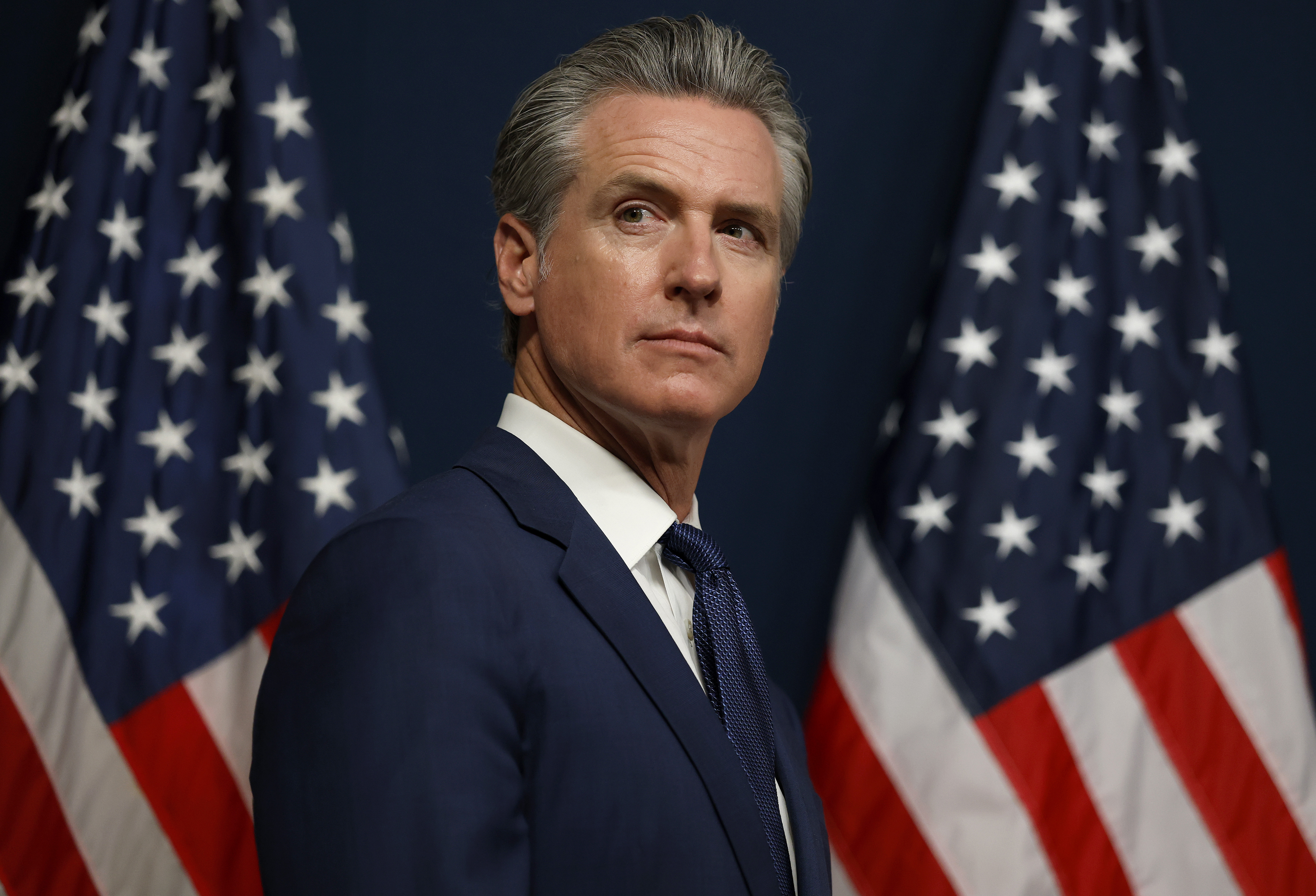 El gobernador de California, Gavin Newsom, observa durante un evento de firma de ley relacionado con la redistribución de los mapas del Congreso del estado el 21 de agosto de 2025 en Sacramento, California.