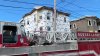 Muere trabajador en Revere tras caer del techo de un edificio