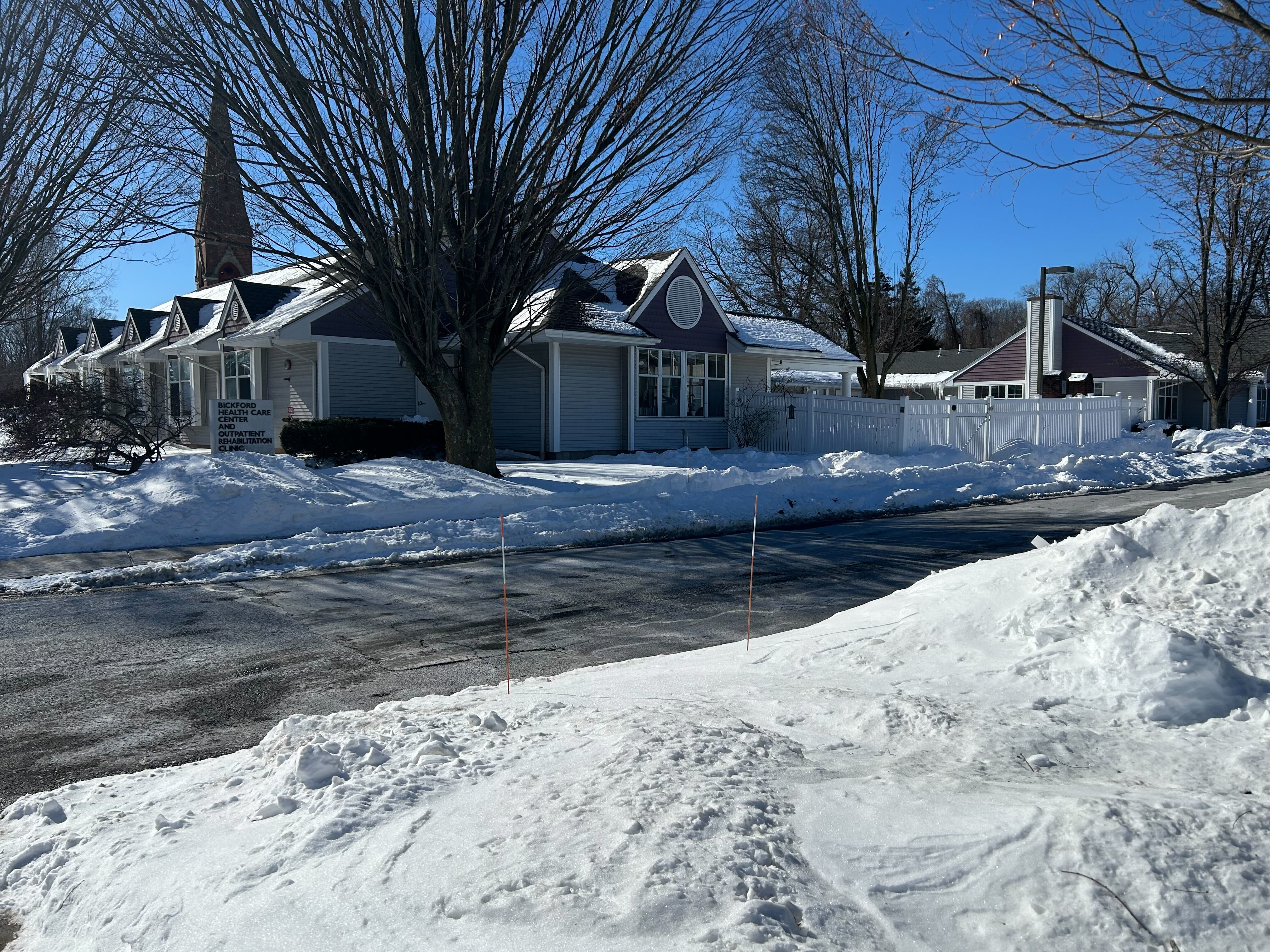 Identifican a dos exempleados acusados por muerte en asilo de ancianos en Windsor Locks