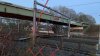 Trozos de barandilla de un puente caen a las vías del tren en Cranston, RI