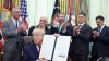 Trump ordena acelerar revisión de psicodélicos como el LSD para tratamientos de salud mental