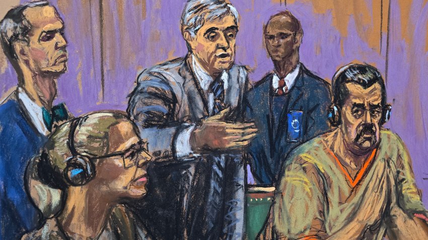 Fotografía de archivo de un dibujo realizado por la artista Jane Rosenberg donde aparece el presidente depuesto de Venezuela, Nicolás Maduro (d), junto a su esposa Cilia Flores (2-i), y sus abogados Mark Donnelly (i) y Barry pollack (c), durante una comparecencia ante un tribunal federal en Nueva York (EE.UU.). EFE/Jane Rosenberg
