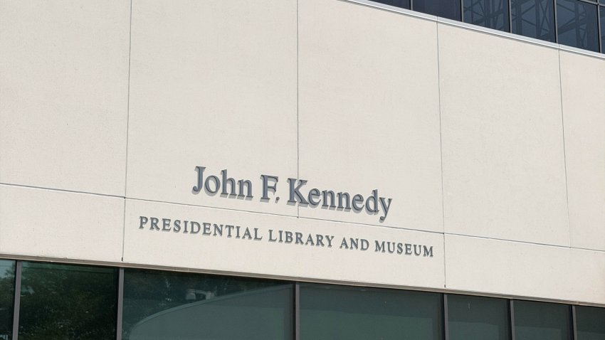 La librería y museo presidencial JFK estar abierta de lunes a domingo, desde las 10:00am hasta las 5:00pm