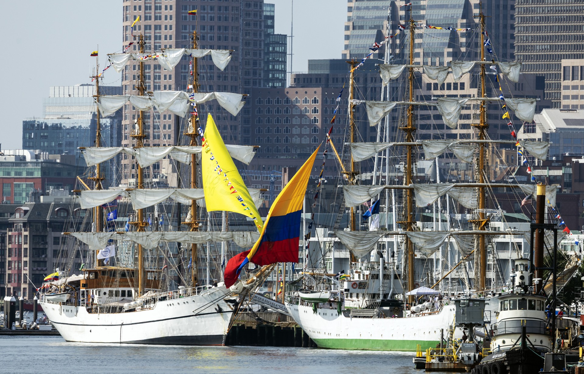 Dos grandes veleros atracaron en el puerto de Boston para el evento Sail Boston el martes 14 de julio de 2026.