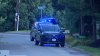 Buscan a un adolescente tras el hallazgo de dos familiares muertos en una casa de Acton