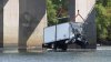 Camión cae al vacío desde puente tras accidente de siete autos en Manchester, NH