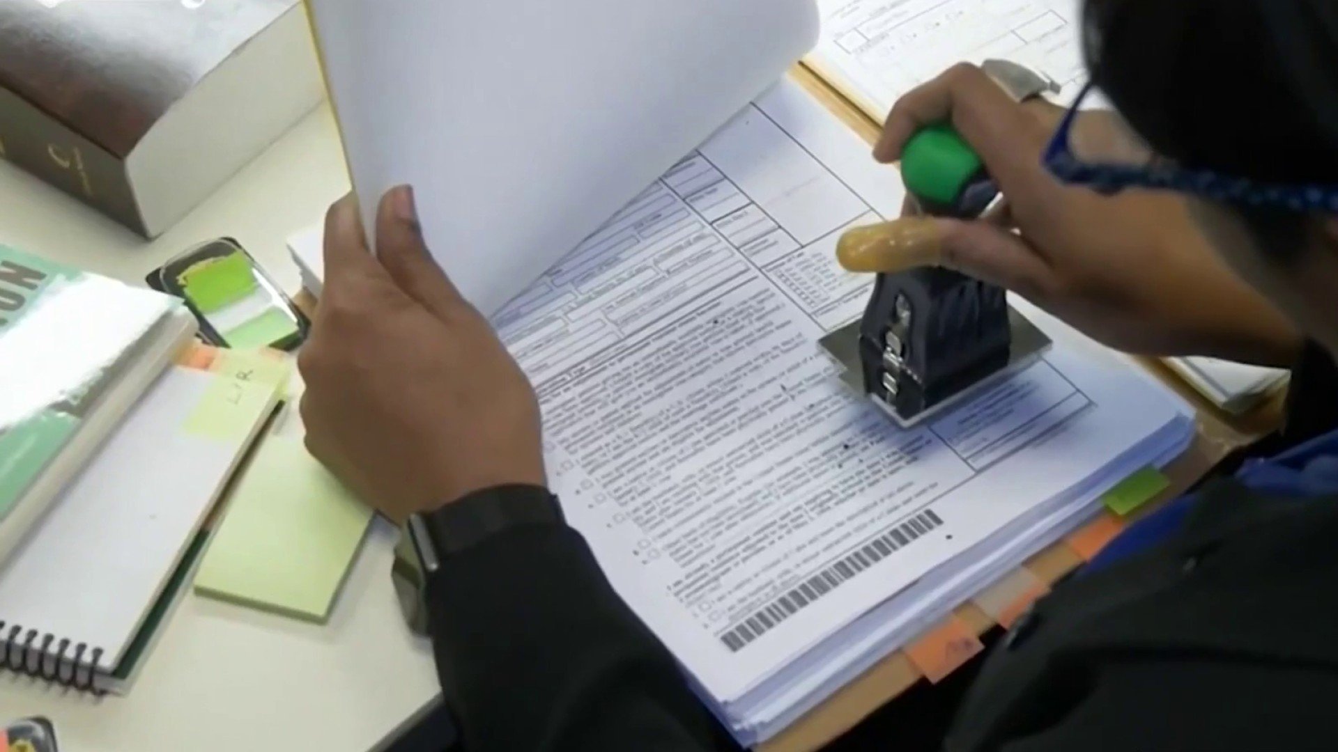 Entra en efecto el cambio de reglas de “carga pública" para solicitantes de  residencia
