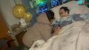 Madre que imploraba por visa se reúne con hijo tras accidente en Chelsea que lo dejó en coma