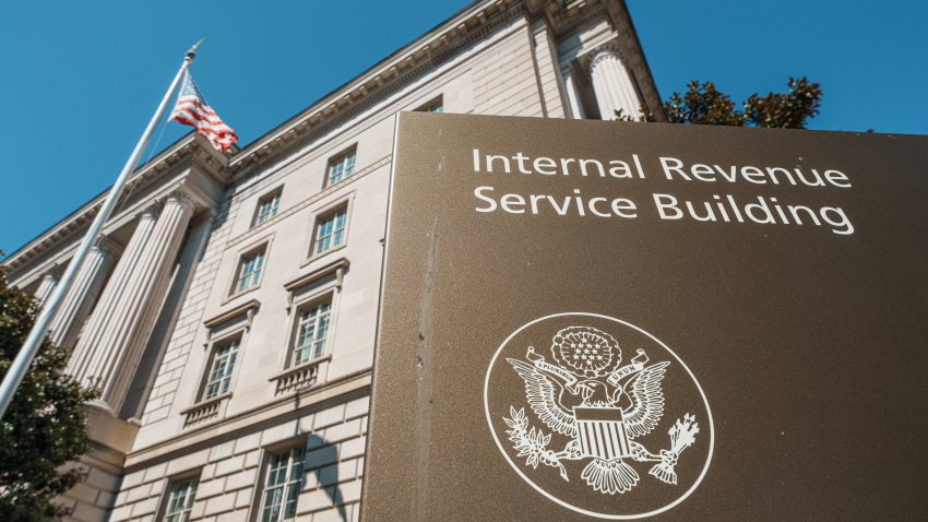 WASHINGTON, DC – 24 DE MARZO: Un letrero indica la ubicación de la sede del Servicio de Impuestos Internos (IRS) el 24 de marzo de 2026, en Washington, DC. (Foto de J. David Ake/Getty Images)