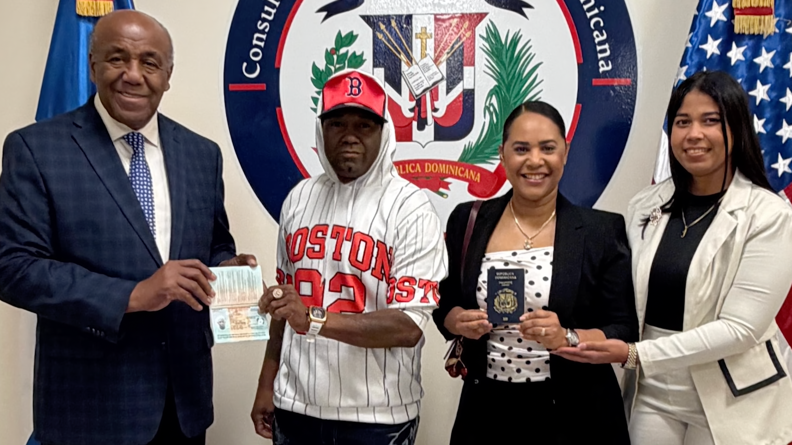 Dominicanos en Boston ya reciben el nuevo pasaporte electrónico