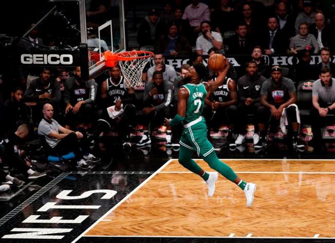 Enmascarado, Irving da a Celtics su 13er triunfo Enmascarado, Irving da a Celtics su 13er triunfo